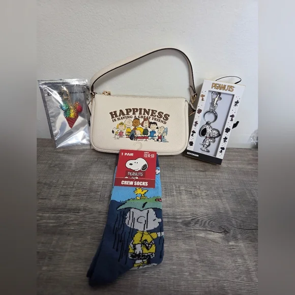New COACH X Peanuts Notila 19 With Both Fob's N Socks - Picture 1 of 14